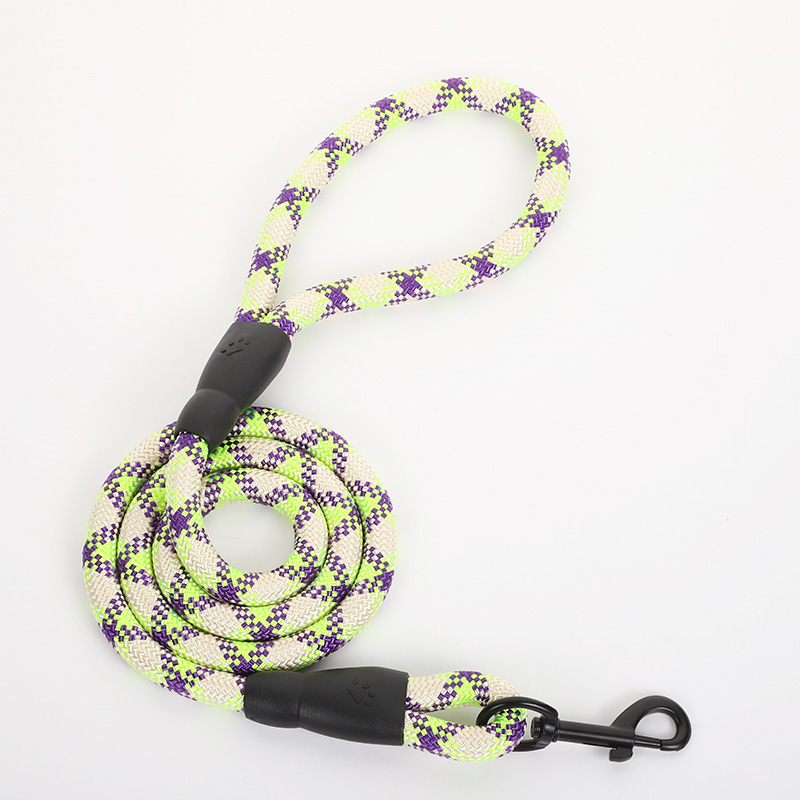 Creative color-blocking and fashionable dog leash for going out. It's a non-sticky, detachable and anti-loss leash for both small and big dogs