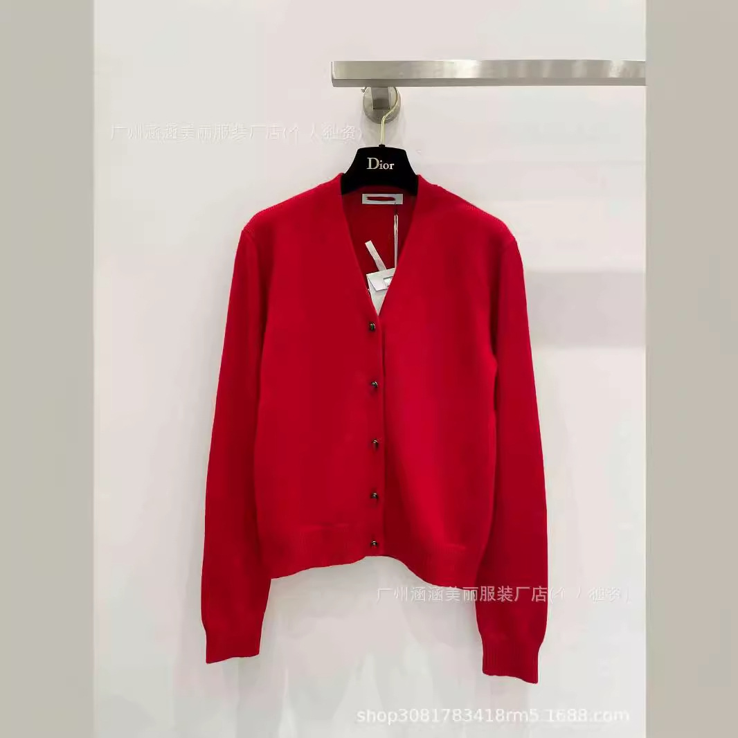 A retro, fair-skinned red long-sleeved V-neck knitted cardigan for women's sweater coat, a Korean early autumn new style, versatile and thin top