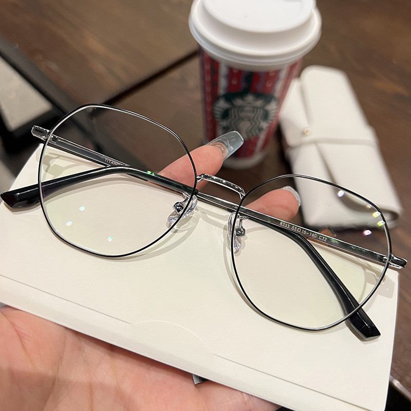 Polygonal pure titanium myopia glasses for women can be paired with ultra-light frames and frames. It's a perfect tool for men to have a smooth and natural look with a large face Application Scenario