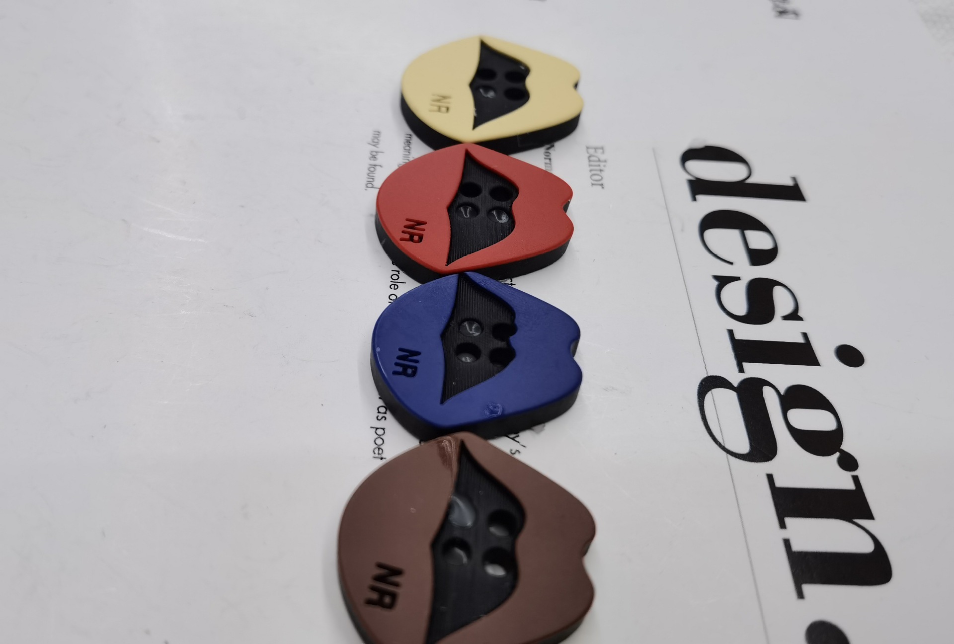 Red buttons, black and white resin, two eyes, red extra-large buttons, women's windbreaker, overcoat, woolen overcoat, clothing buttons details Picture
