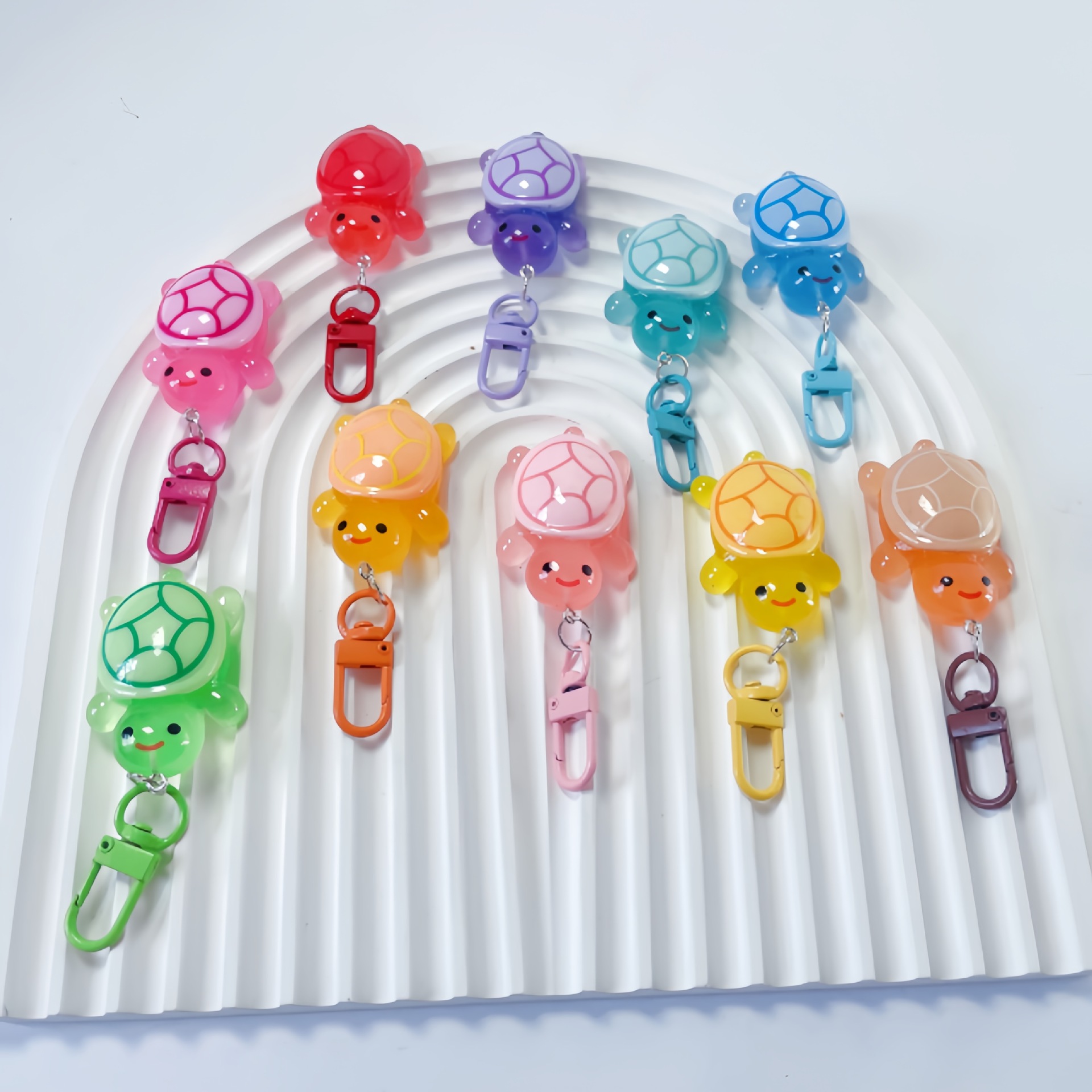 Hot resin luminous turtle keychain, colorful luminous turtle pendant, bag decoration, best friend and couple gift Application Scenario