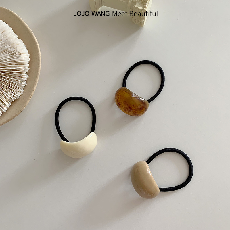 Good-looking milk coffee ~ Small milk cap oval geometric hair band, minimalist retro hair accessory, hair cord, Korean Instagram simple headwear Application Scenario