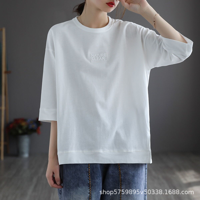 For the spring and summer of 2022, a large-sized women's purple short-sleeved T-shirt with a fashionable label and a casual retro top is loose and slimming Item Picture