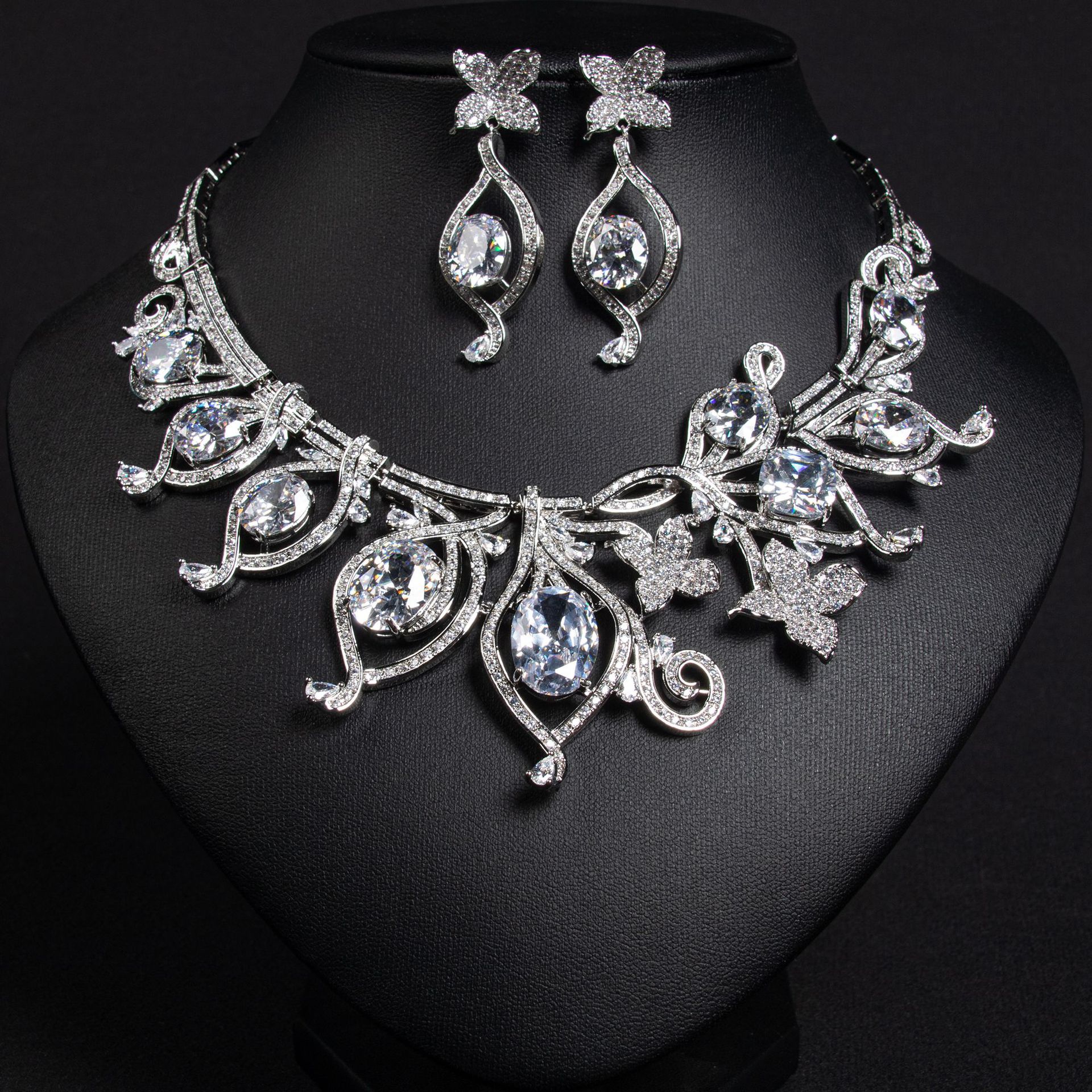 Cross-border Italian court retro iris flower large gemstone petal necklace Luxurious wedding dress accessory jewelry set for women Application Scenario