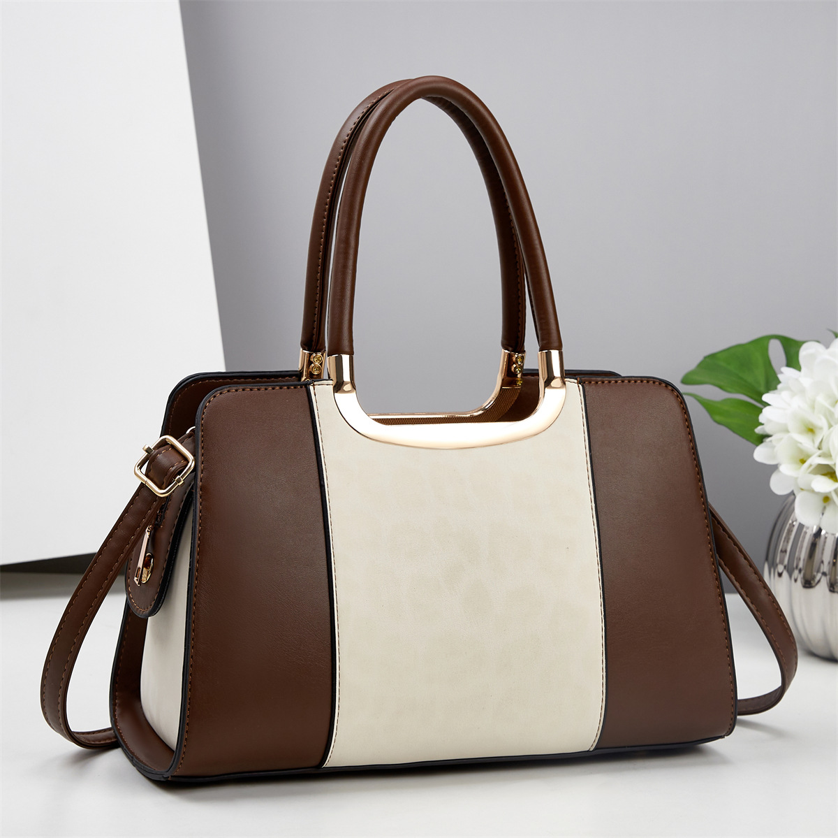 A new large-capacity handbag with leopard print color blocking, a trendy and versatile single-shoulder crossbody bag details Picture