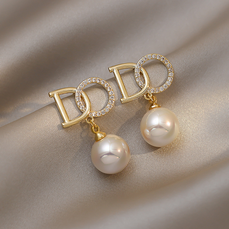 S925 Silver Needle 2023 New Temperament Simple Pearl Bow Earrings Senior Sense All Match Pearl Stud Wholesale Application Scenario