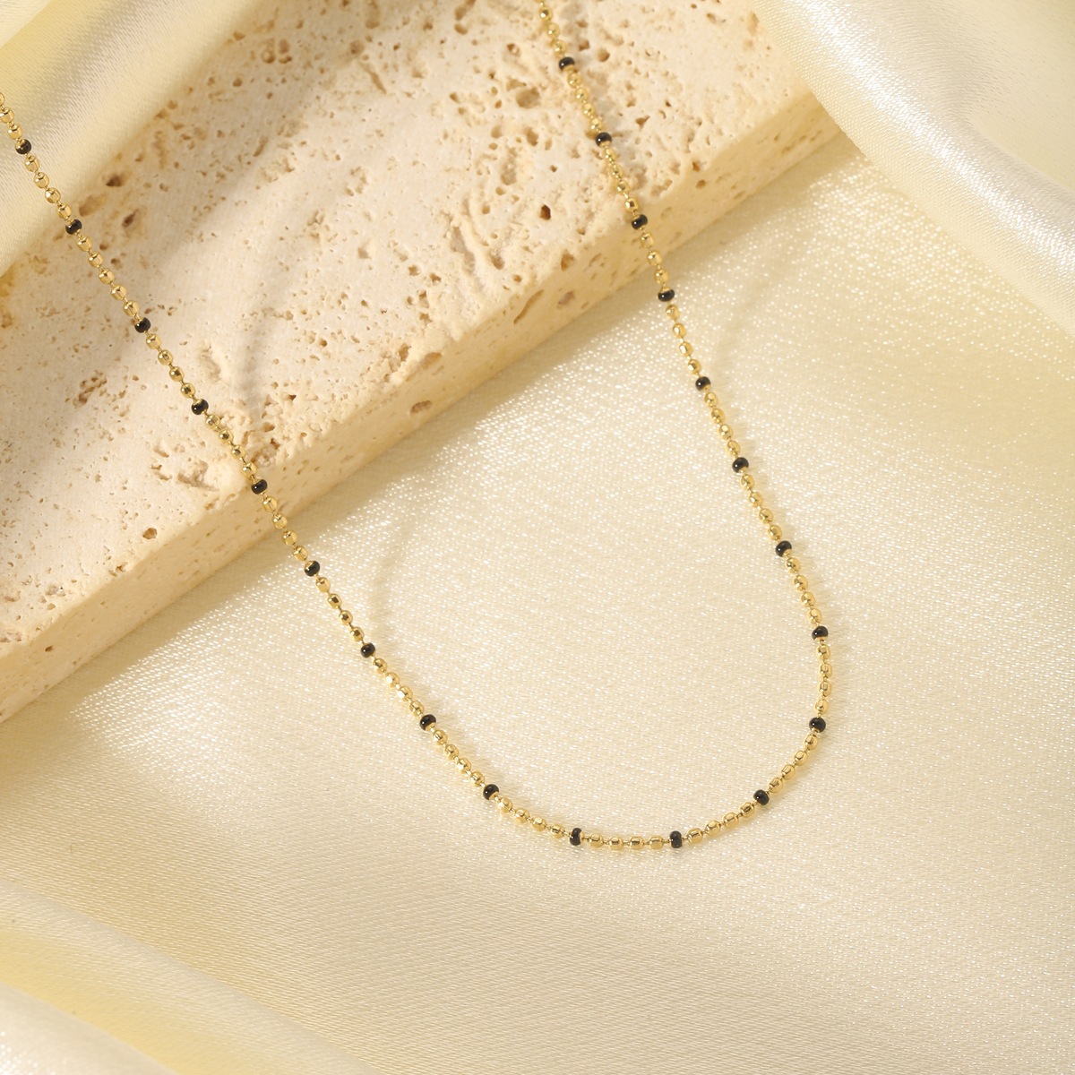 Colorful rice bead necklace, ordinary chain, fresh, simple and niche titanium steel necklace Specification image