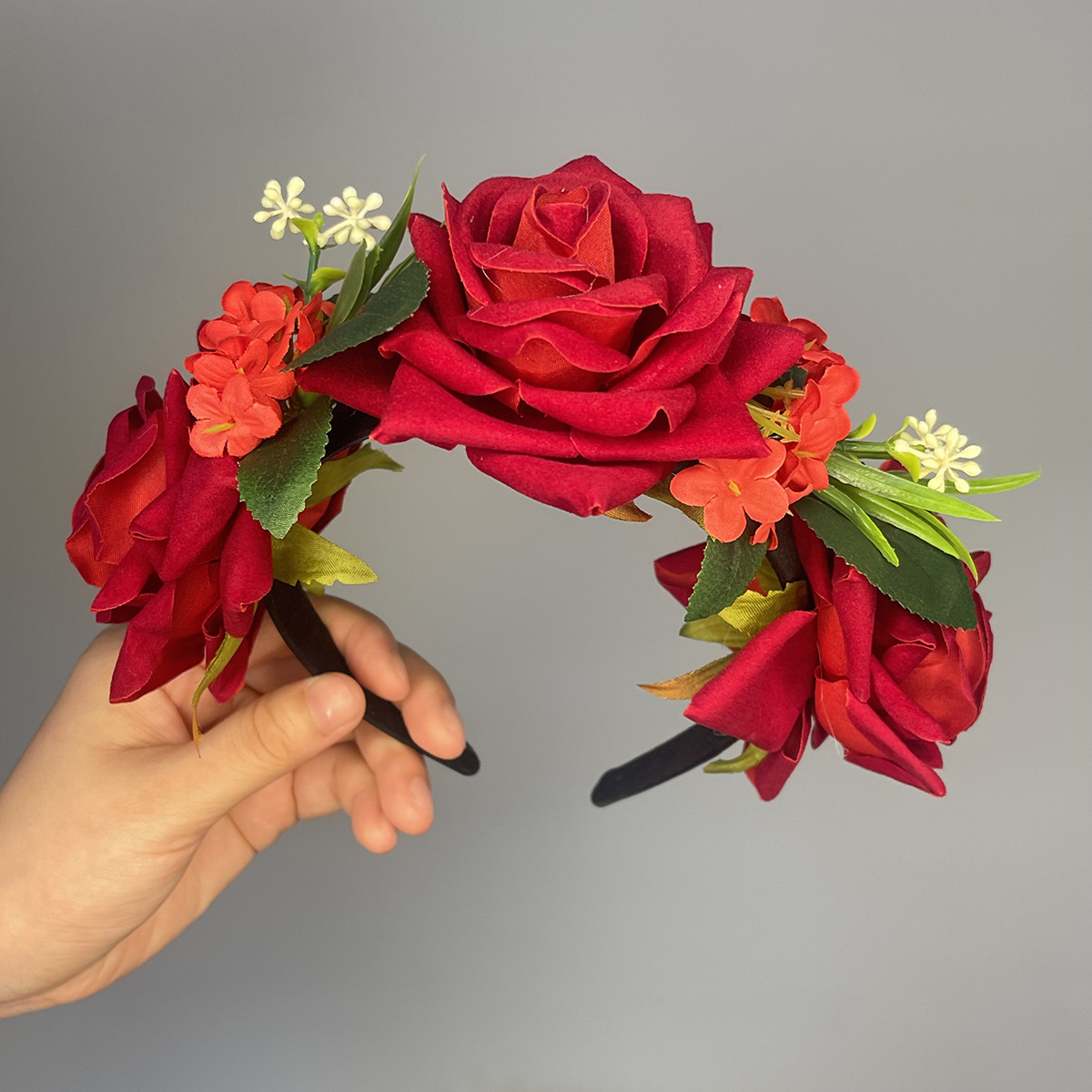 Spring and summer faux flower headband, oversized rose forest-themed three-dimensional headwear, high-end bridal vacation photo accessory Application Scenario