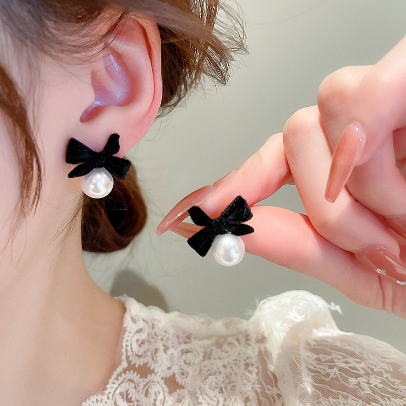 High-end design, new trendy pearl ear clips and earrings, fashionable and elegant, black bow, no ear holes, design sense earrings