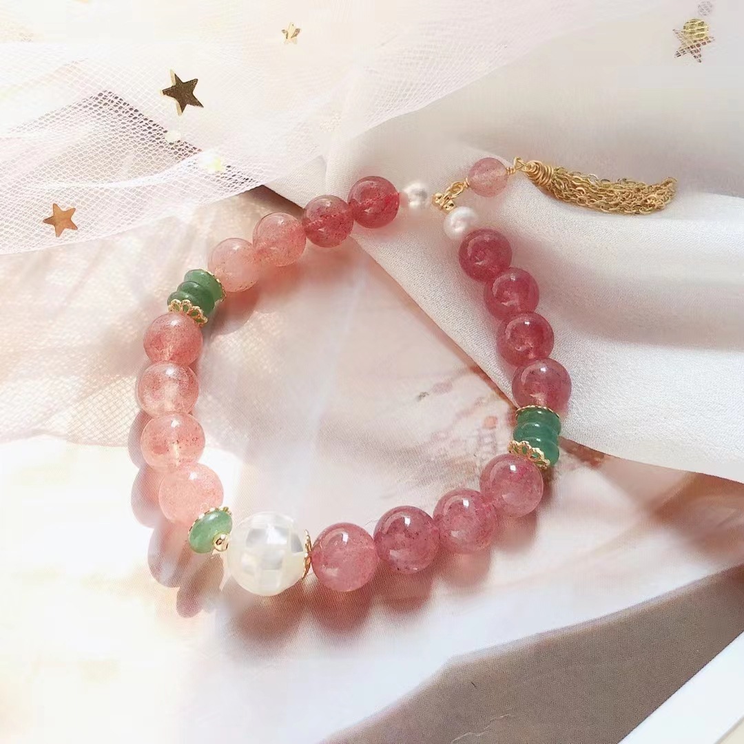 The retro strawberry crystal tassel bracelet is versatile, fresh, sweet and cute, with a delicate fragrance style Application Scenario