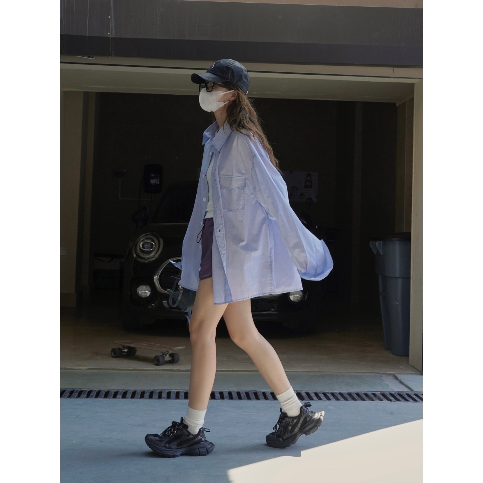 The new summer Japanese-style casual shirt with a large silhouette and blue and white checkered pattern from Louvre is skin-friendly and comfortable for women Application Scenario