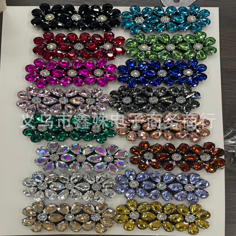 Hollowed-out, colorful flower-shaped rhinestone noosa button accessories are available for cross-border wholesale