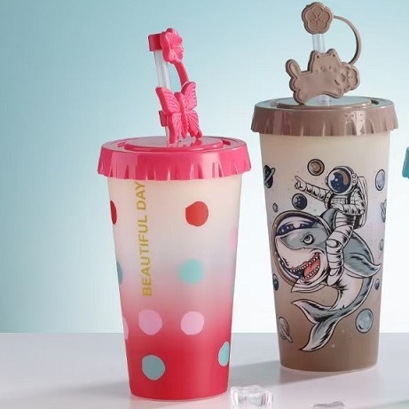 Creative cartoon straw cup, mouth cup, vacuum straw cup, plastic cup, can hold bubble milk tea straw cup Application Scenario