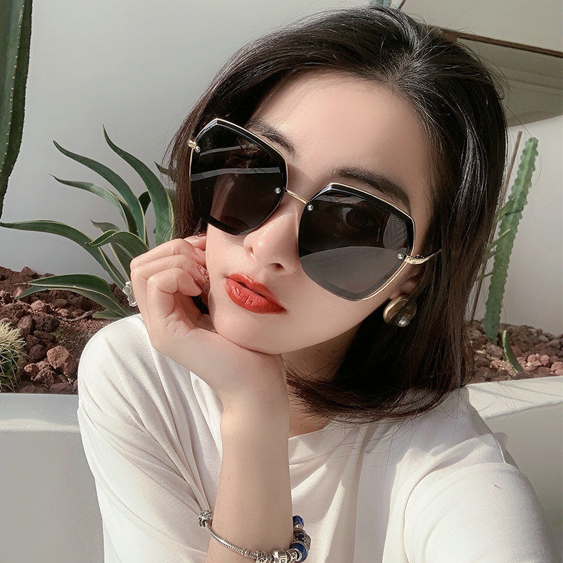 墨镜女圆脸复产品图