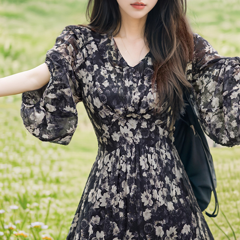 Retro floral V-neck long-sleeved dress for women, new summer style 2024. It's a versatile mid-length A-line dress that makes you look younger and slimmer Specification image