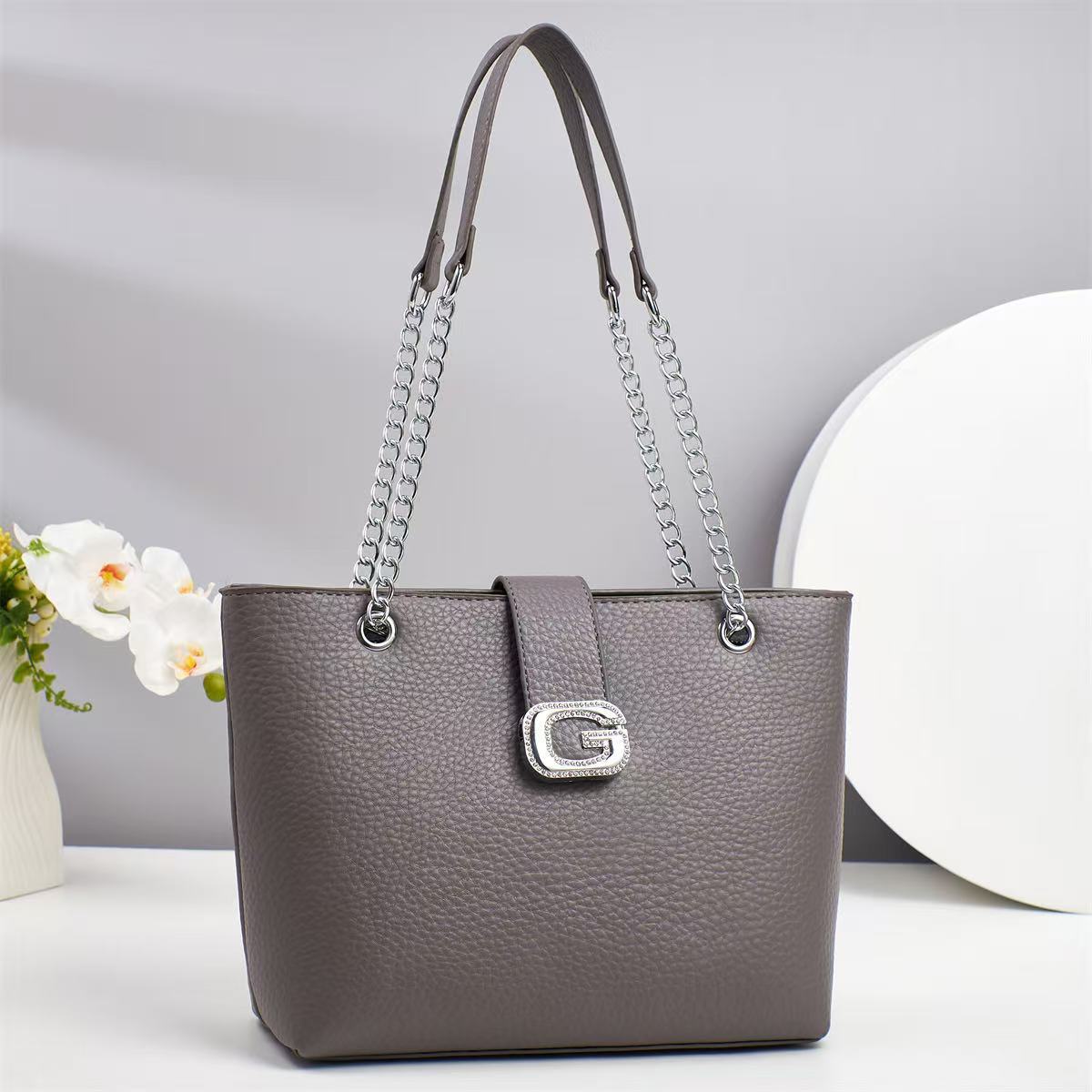 2025 nuevo estilo ligero bolso de hombro de lujo para mujeres cadena de gran capacidad bolsa tote moda bolso de mano versátil Specification image