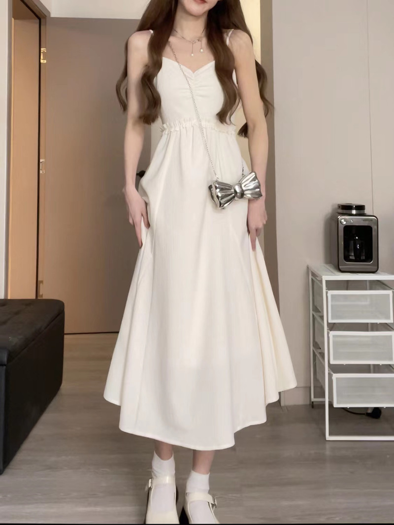 The new Spring/Summer 2023 pure desire style dress is a versatile and fashionable high-waisted, slimming ballet mid-length halter dress Application Scenario