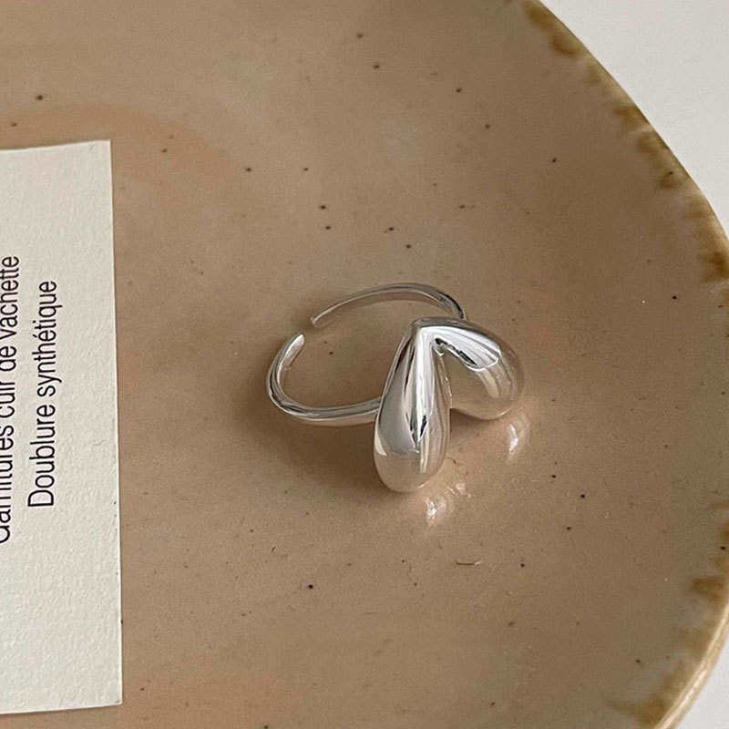 A 925 sterling silver ring with a simple and elegant texture, a fashionable and individualistic Instags-style, and a niche glossy three-dimensional heart-shaped ring Application Scenario
