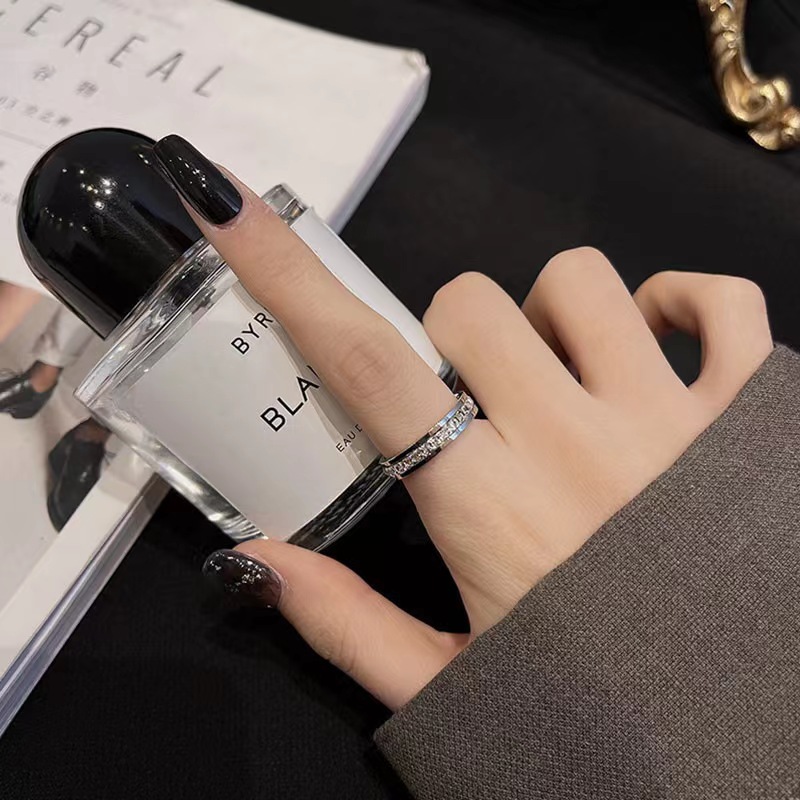 "Full sky Star ring, non-fading female ins couple rings, full diamond titanium steel zircon ring, stainless steel ring wholesale. Application Scenario