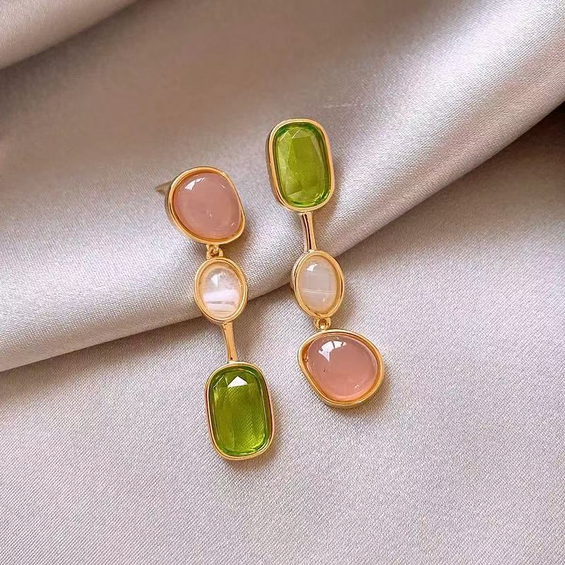 Spring and Summer new design asymmetrical color earrings, women's niche high-end earrings, exquisite live-streaming ear studs by Internet celebrities Application Scenario