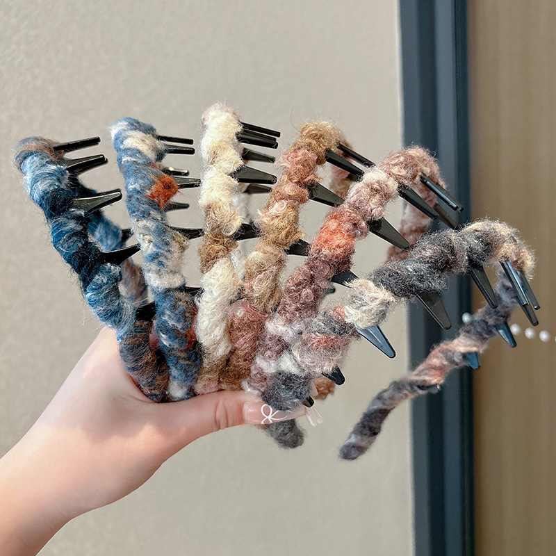 Autumn and winter wavy, toothed, plush hairband for women, Korean style, simple and elegant hairpin, hair accessory, high top of the head, facial cleansing wool headband Specification image