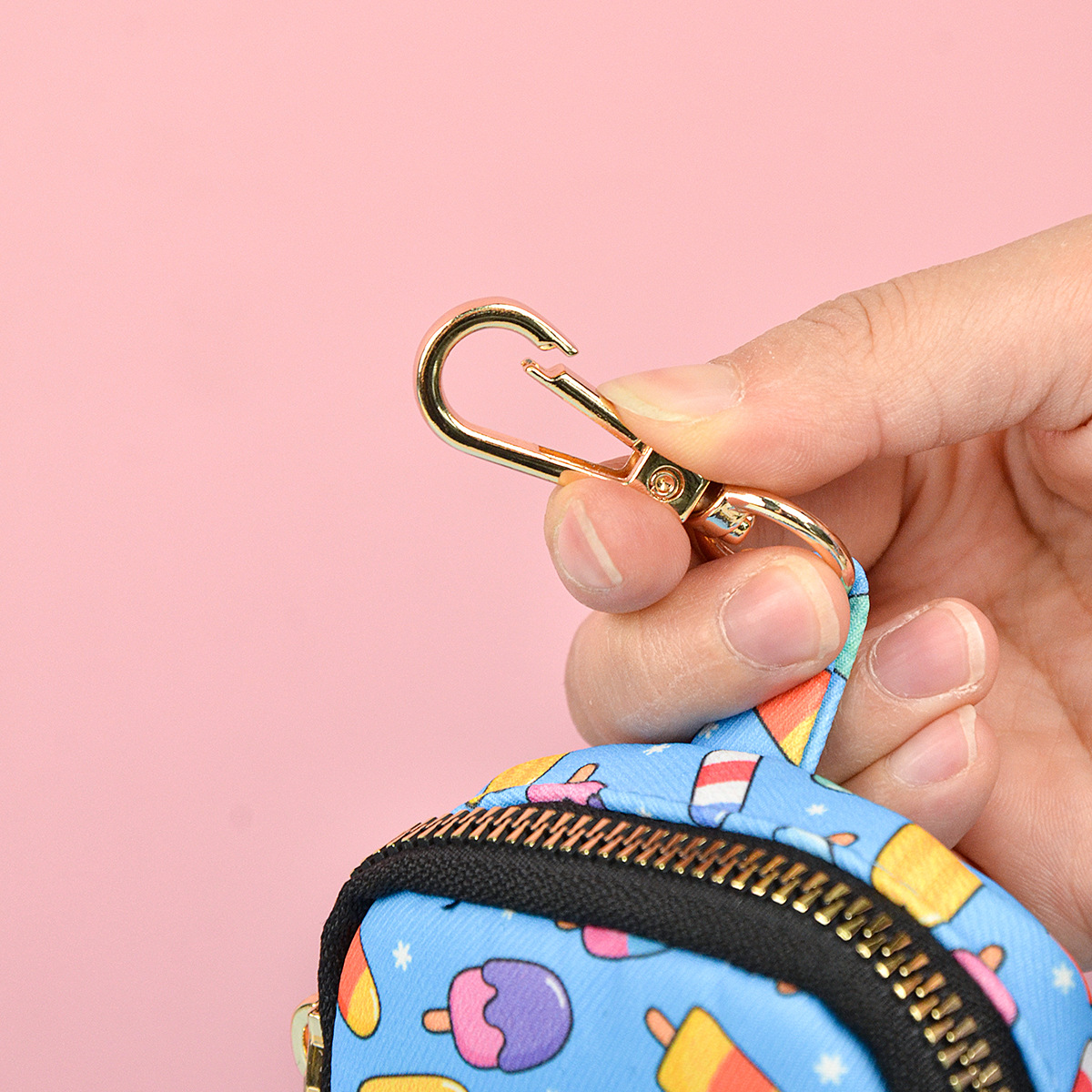 Maidi Cross-border Pet Products New one-piece delivery: Cute pet garbage bags, dispensers, and snack packs for spring and summer Application Scenario