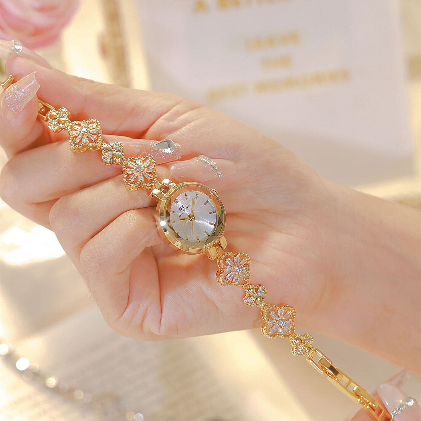 BS new best-selling watch manufacturer direct sales, foreign trade chain watch Lucky Zircon women's watch consignment, FA1676 Four-leaf Clover Application Scenario