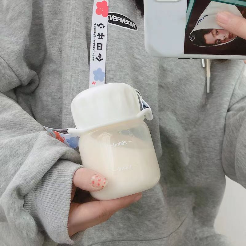 Ins-style portable mini glass cups are available for shipment in full cases. They are cute and small, popular online water cups with creative and simple designs Application Scenario