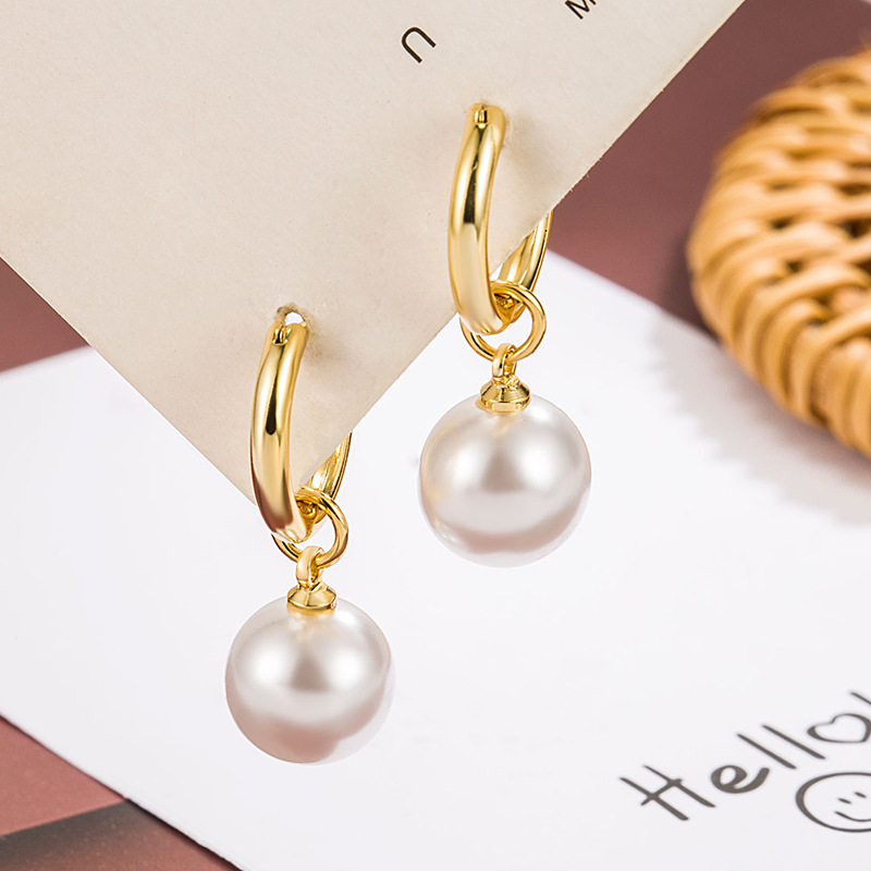 A stylish and versatile earring accessory featuring Korean-style pearl stud earrings that exude a French sophistication and are suitable for daily commuting Application Scenario