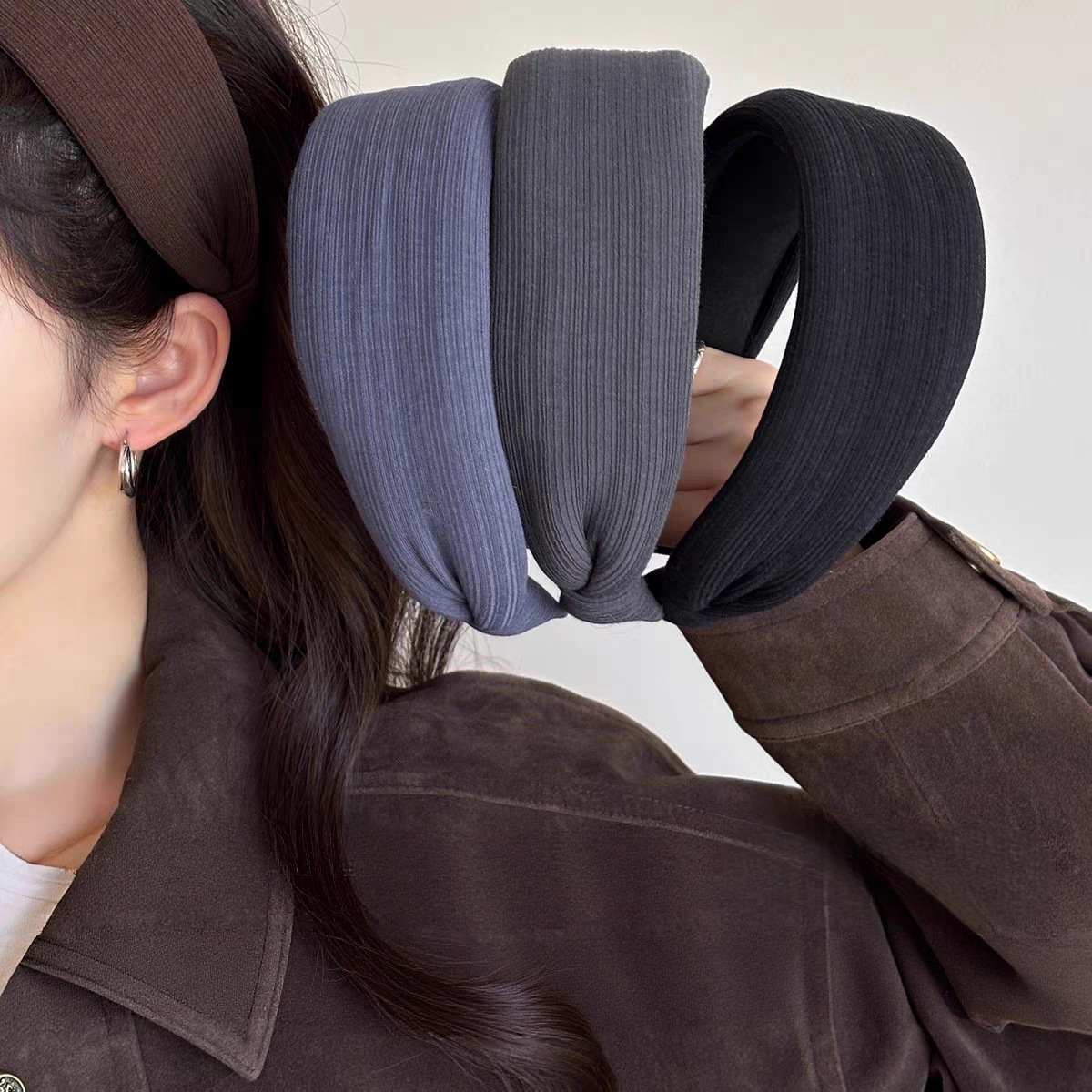 A new style of Korean-style wide-brimmed hair band for women, with a high head pressure, exudes a sense of sophistication and is a versatile hair accessory for going out details Picture
