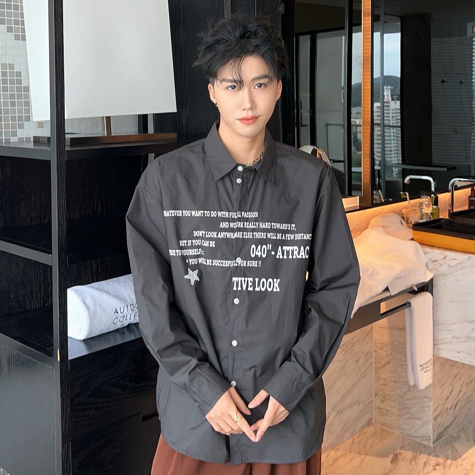 A new Korean-style single-breasted white shirt with letter prints, a versatile and slimming fashion shirt for men, and a trendy top on Instagram details Picture