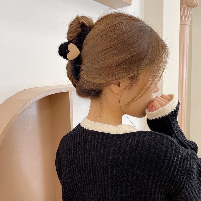 Plush heart-shaped hair grabber, large shark clip, hair accessory, hair clip at the back of the head, female hair with excessive and thick hair Application Scenario