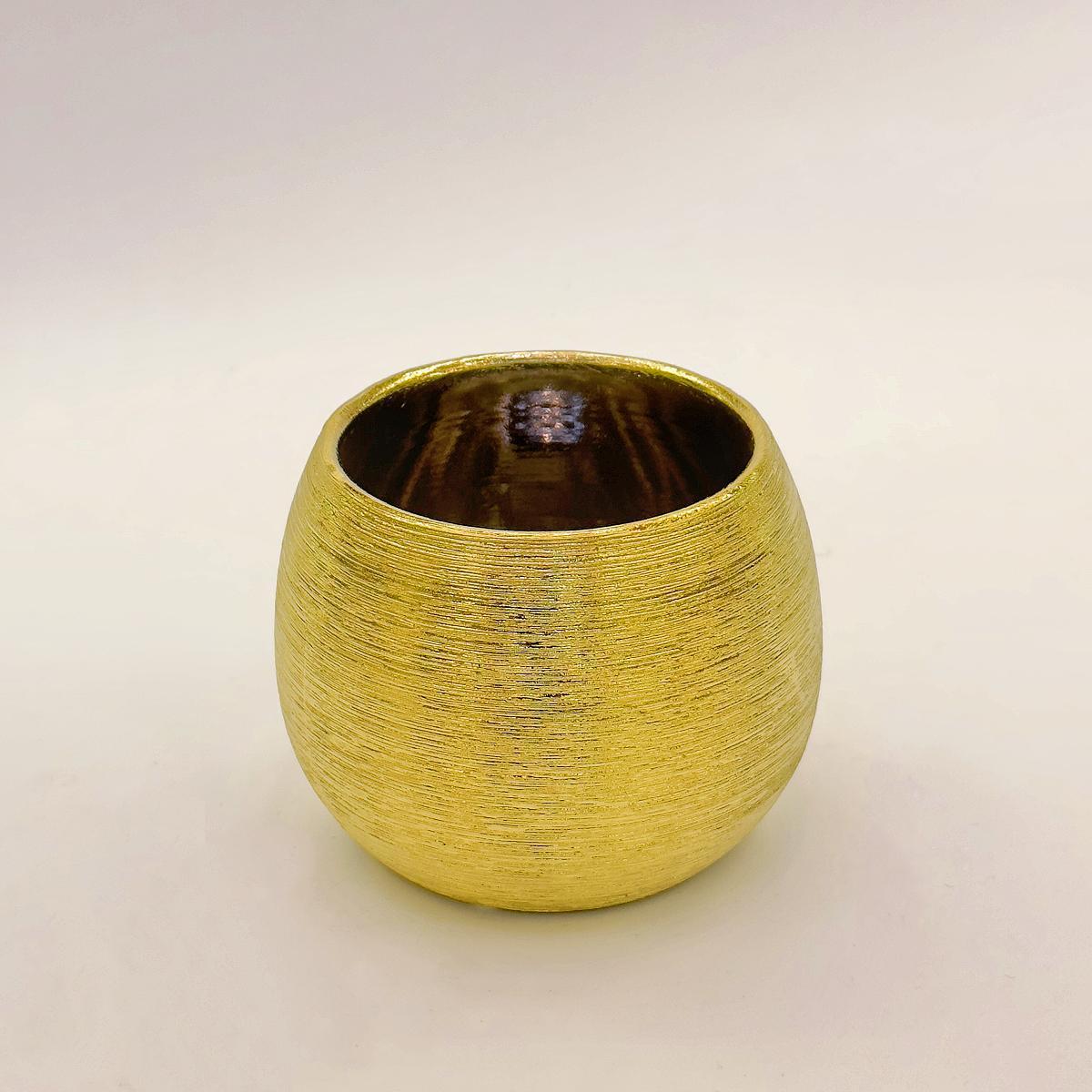 Nordic electroplated gold ceramic brushed succulent round green plant, popular flowerpot, European light luxury master bedroom decoration flower vase Application Scenario
