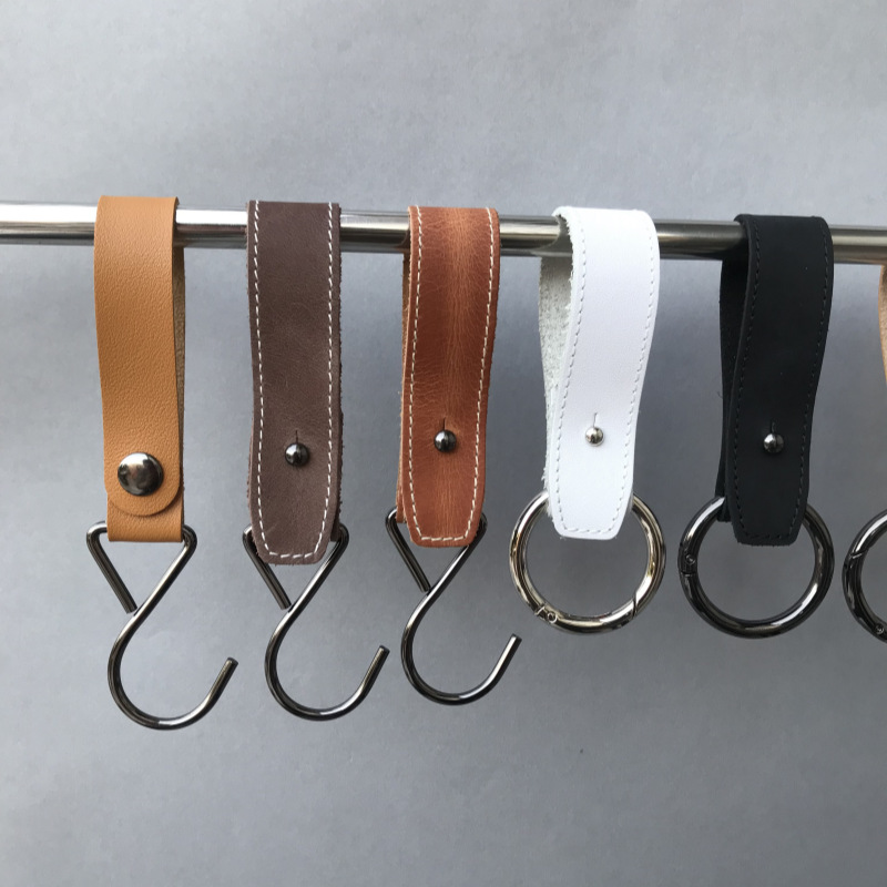 The S-hook cowhide trouser hook rack in the clothing store showcases a special webbing hanging rack for men's and women's jeans