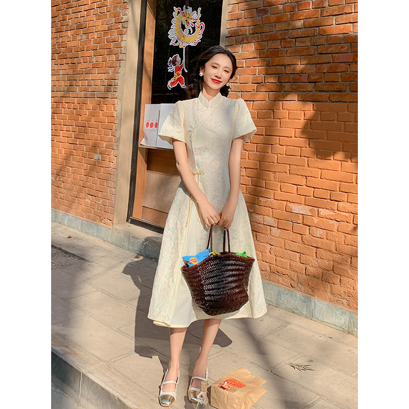 A new Chinese-style traditional Chinese style young girl's modified cheongsam style beige dress details Picture