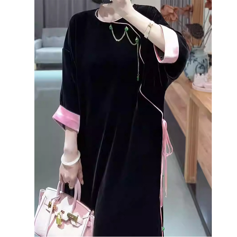 Chinese retro Chinese-style velvet dress for women's early autumn, with a contrasting color and patchwork slanted lapel cheongsam dress Application Scenario