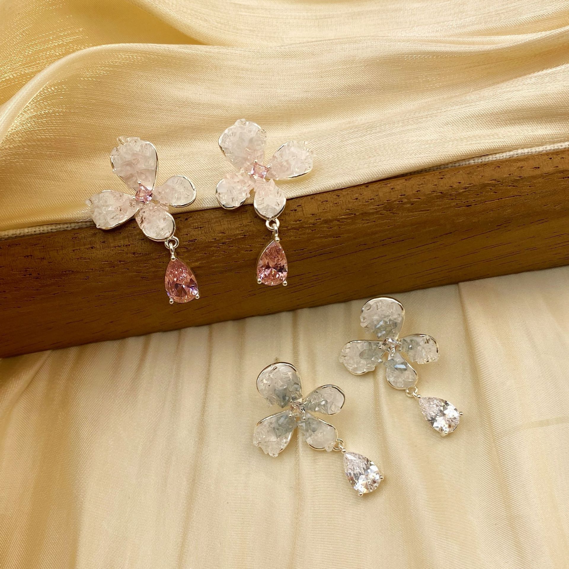 Gradient crystal flower earrings for women, new exquisite and versatile zircon earrings, Korean style Instagram sweet and fashionable earrings Item Picture