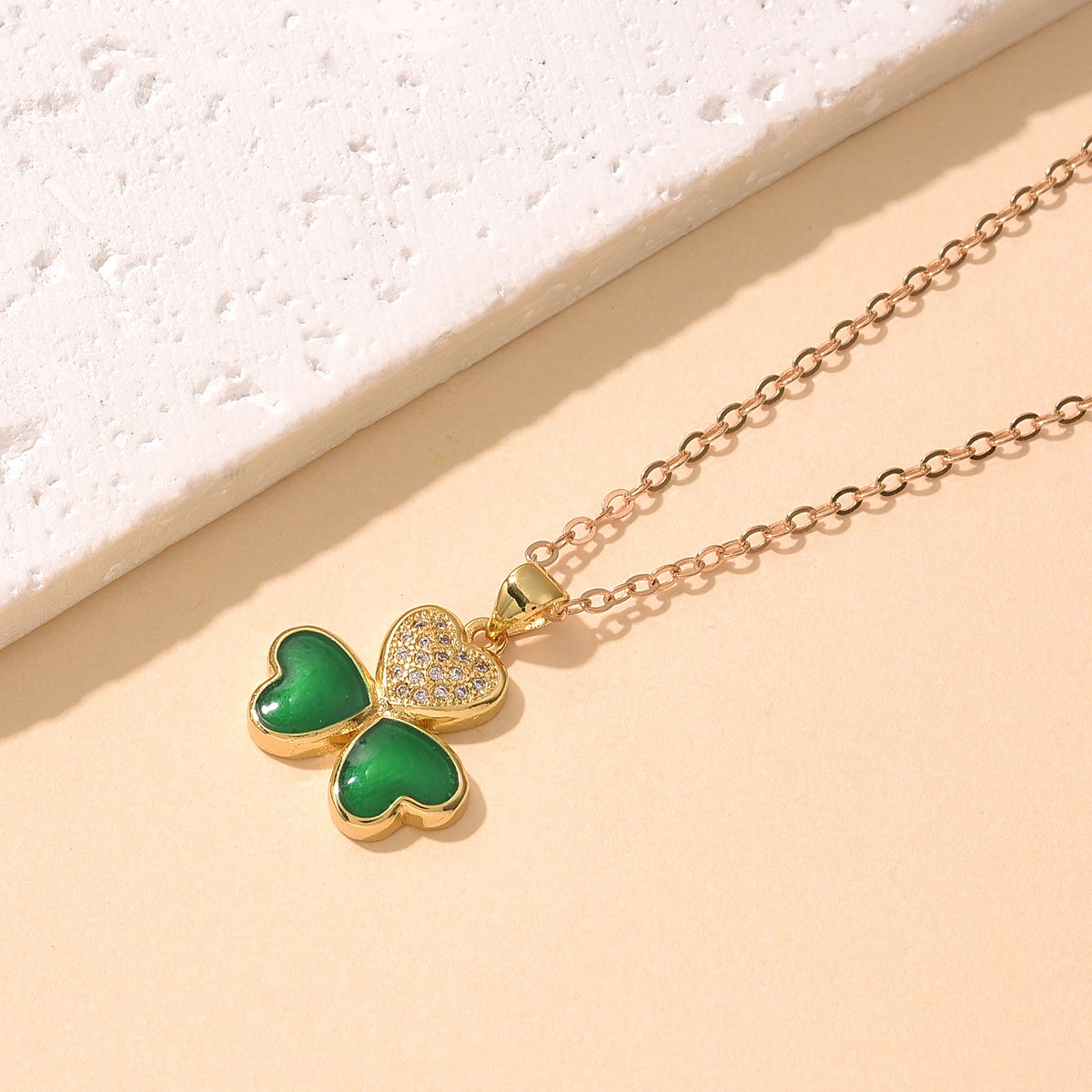Fashionable clover heart-shaped pendant necklace with simple and fashionable design, DIY zircon accessory necklace pendant Application Scenario