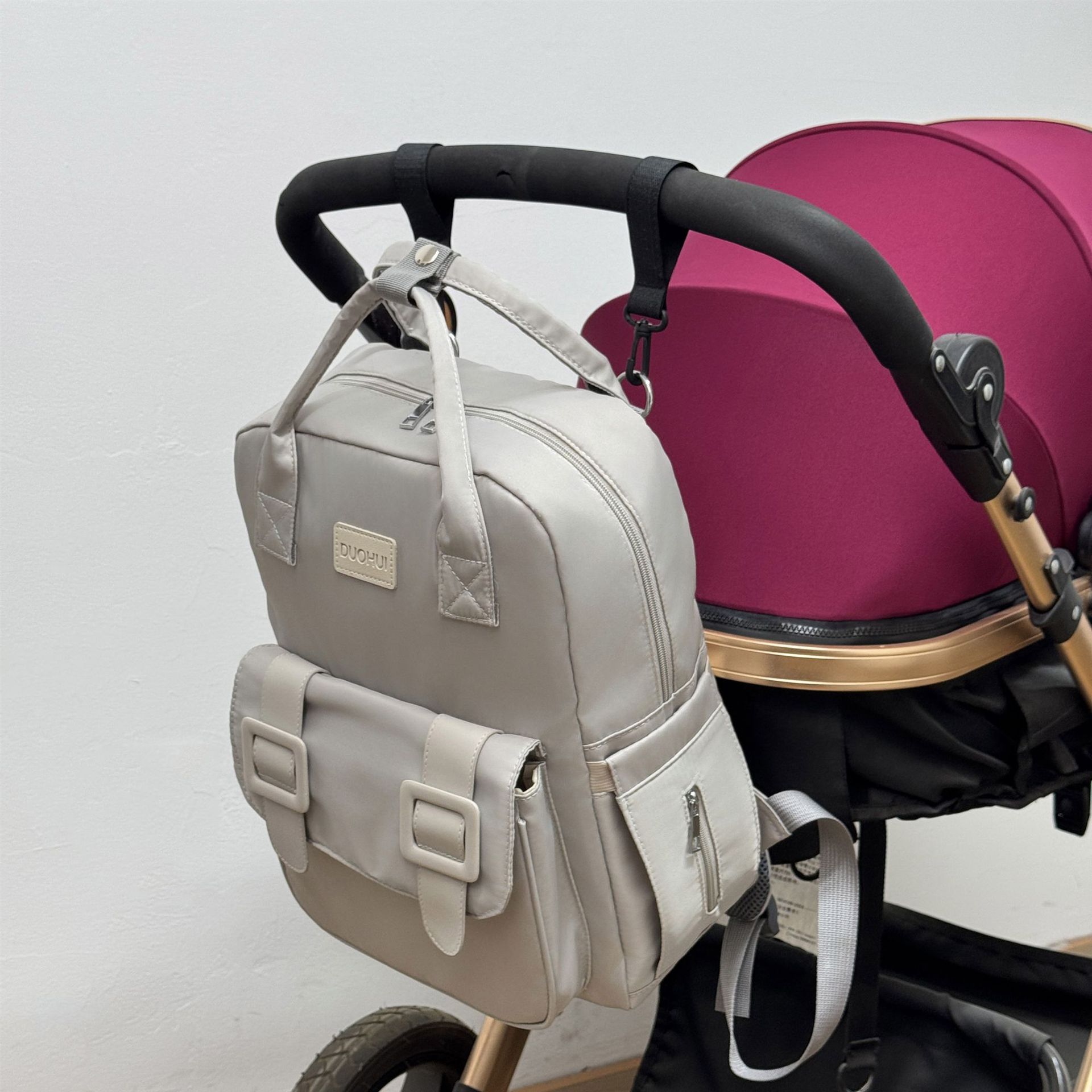 The new mommy bag is a large-capacity water-resistant Oxford cloth baby outings bag with a built-in bottle bag and diaper storage bag Application Scenario