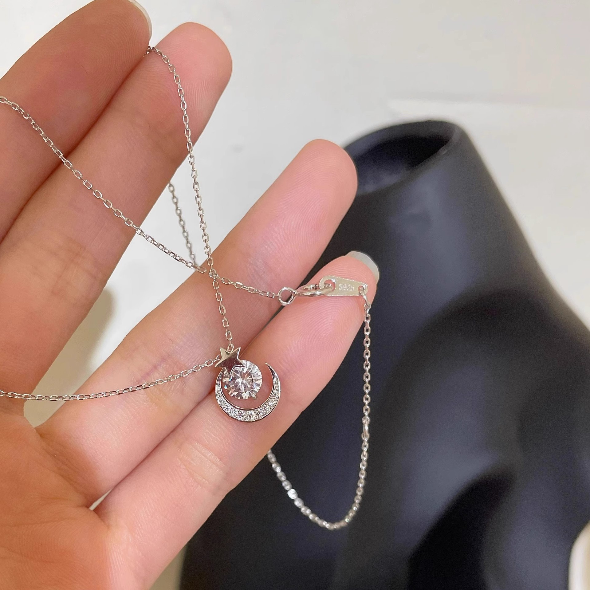 Stars And Moon Necklace For Women 2023 New Fashion Light Luxury Small High-Grade Sense Of Temperament Collarbone Chain Network Red