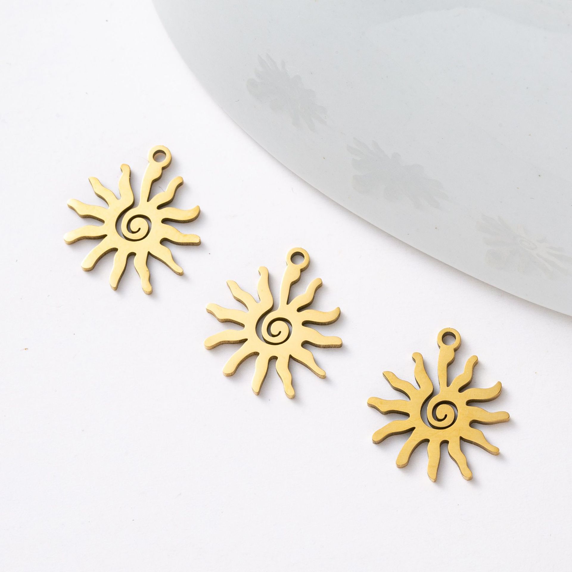 17*18Mm Color Preservation Titanium Steel Plated Real Gold Sunflower Pendant Diy Handmade Earrings Pendant Necklace Accessories details Picture