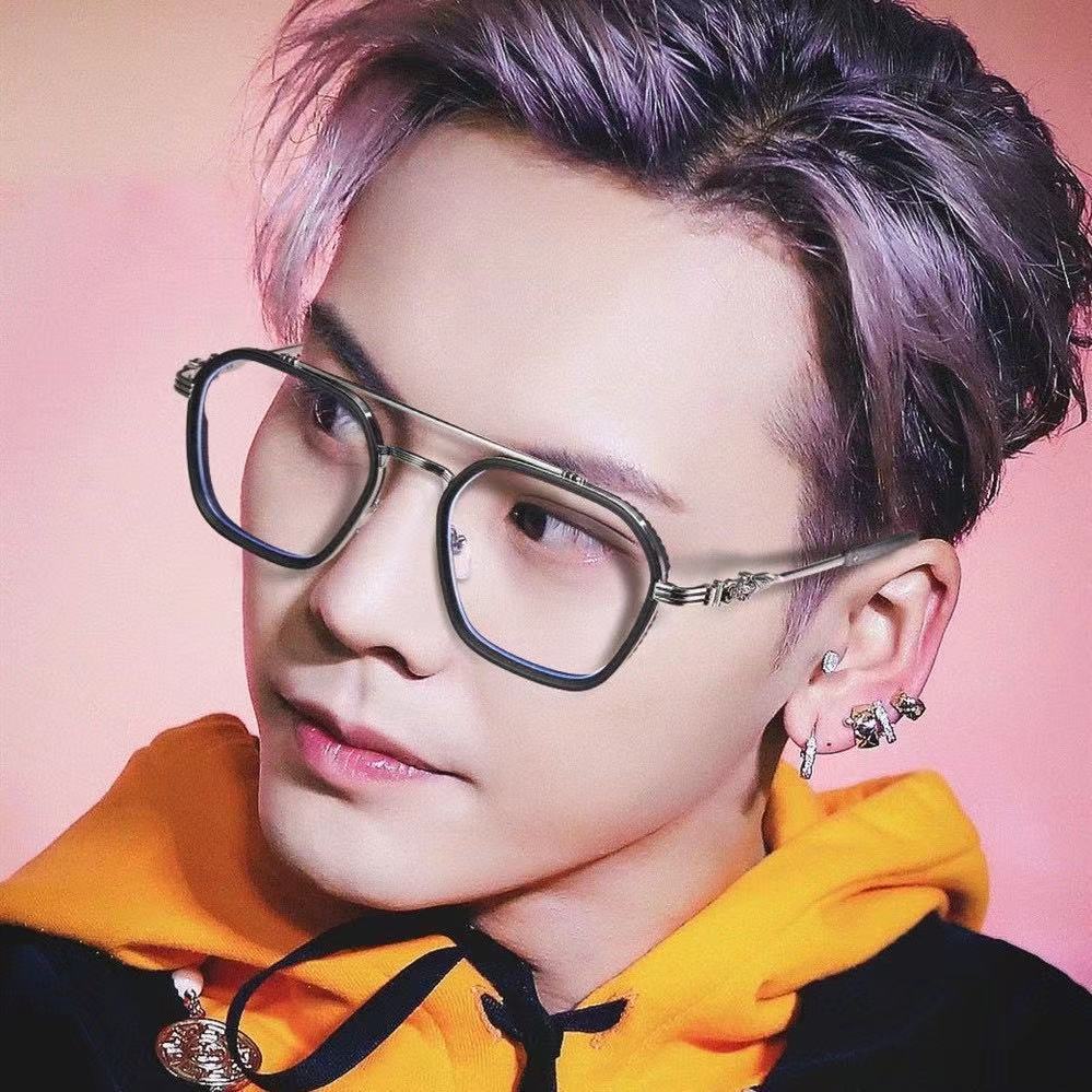 Stylish and cool double beam Clo 伈 flat lens trendy metal frame retro new natural anti-blue light glasses Application Scenario