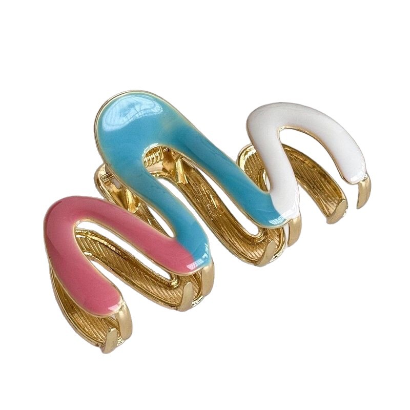 The new oil-dripping gripper is fashionable and versatile, with a high-end geometric feel. It can be grabbed at the back of a lady's head in an alloy geometric style Specification image