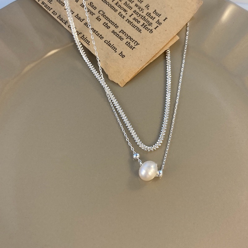 Double-layer pearl necklace for women, with a high-end and elegant design sense, is a niche neckchain and collarbone chain. It's a bestseller of the new style in 2023 Application Scenario