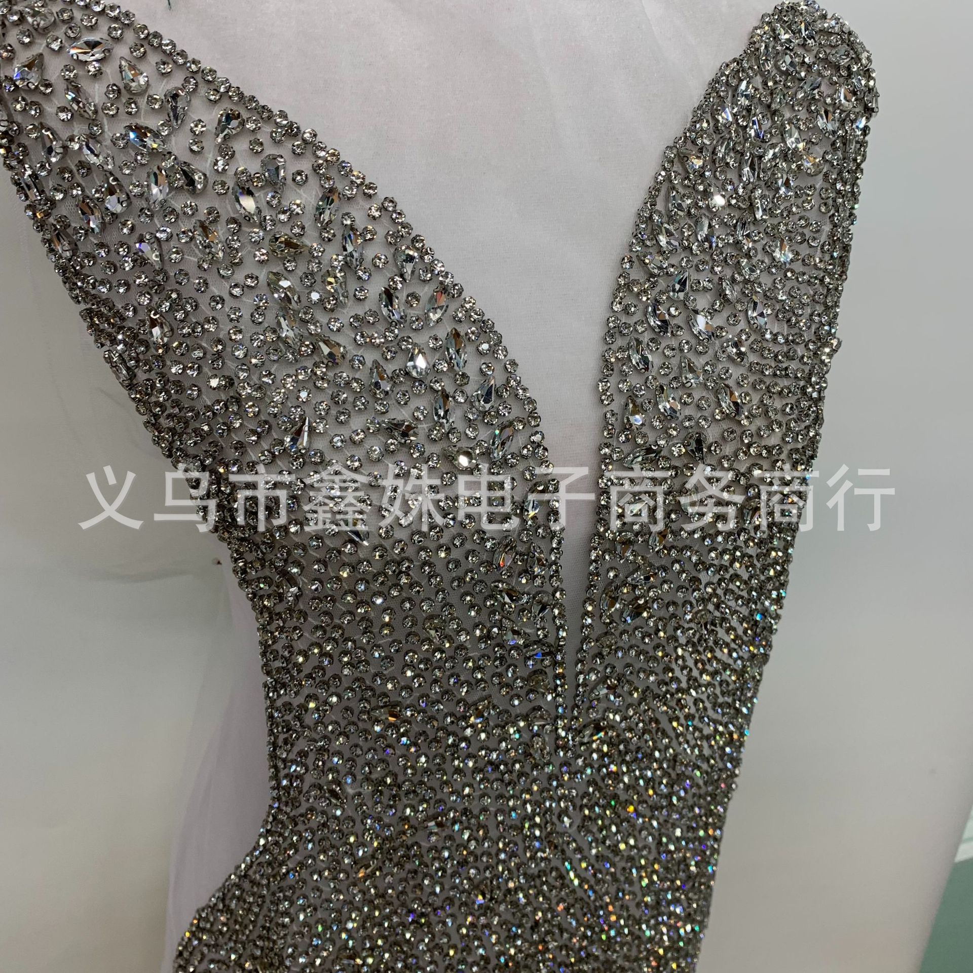 Factory wholesale deep V-neck dresses, wedding gowns, catwalk shows, hosting coming-of-age ceremonies, banquets, dance gowns, heavy stitch beaded fabric details Picture