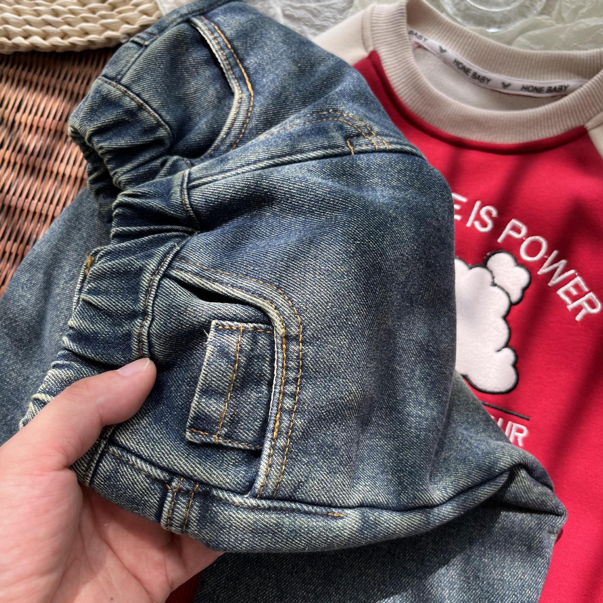 New autumn and winter children's clothing: Boys' labeled lettered pocket fleece jeans, Korean-style stylish long pants Specification image