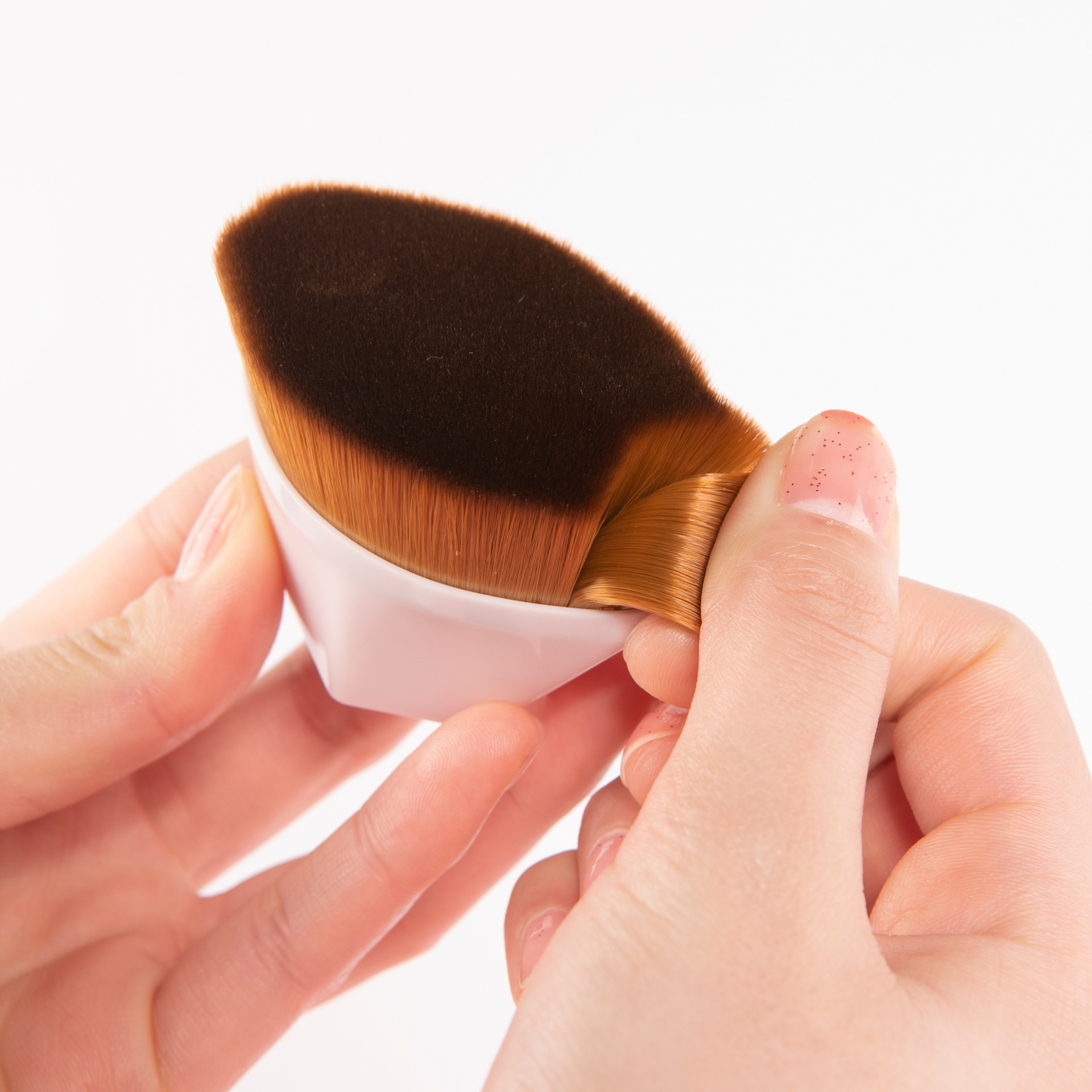 No. 55 Magic Foundation Brush is a portable makeup brush that leaves no marks and does not consume powder Application Scenario