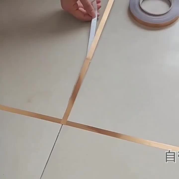 The living room is decorated with gypsum trim lines that are wear-resistant, the bedroom with grouting, and the floor decorative stickers are self-adhesive details Picture