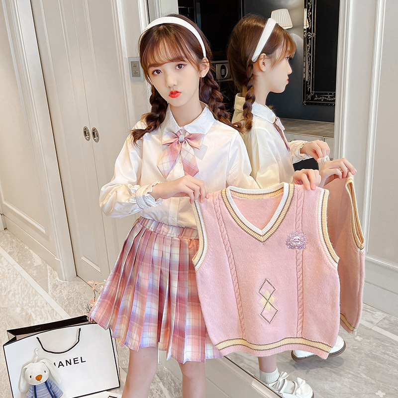The 2022 Spring New Girls' Set for autumn, featuring a stylish Korean-style sweater, vest, JK shirt and skirt details Picture
