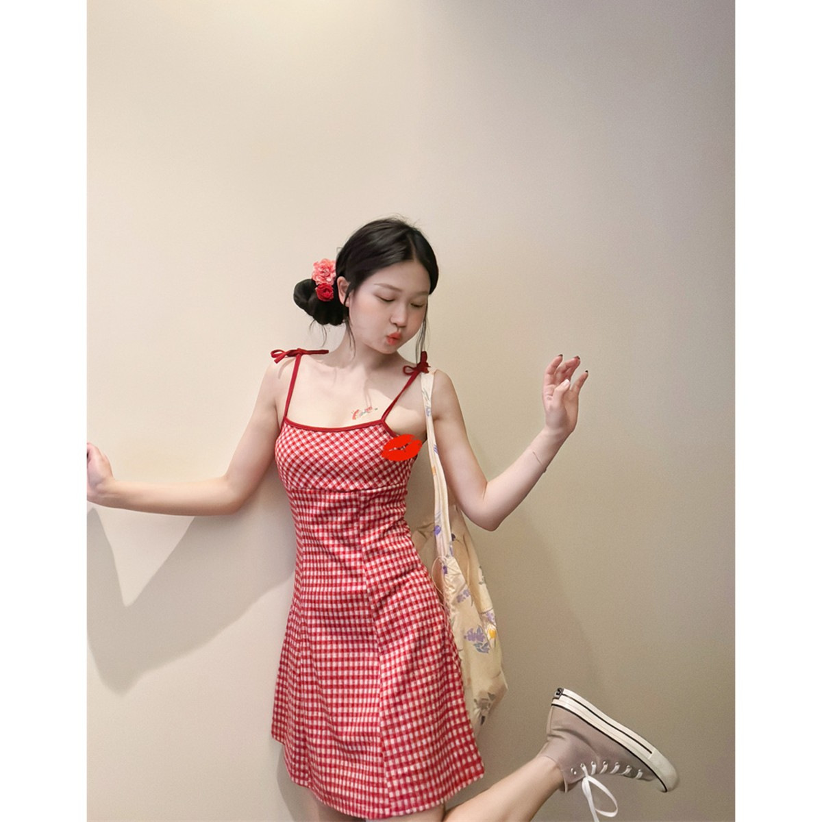 A simple red checkered halter dress for women's summer 2024 new style, a popular short skirt for petite women with exposed collarbones and a cinched waist Specification image